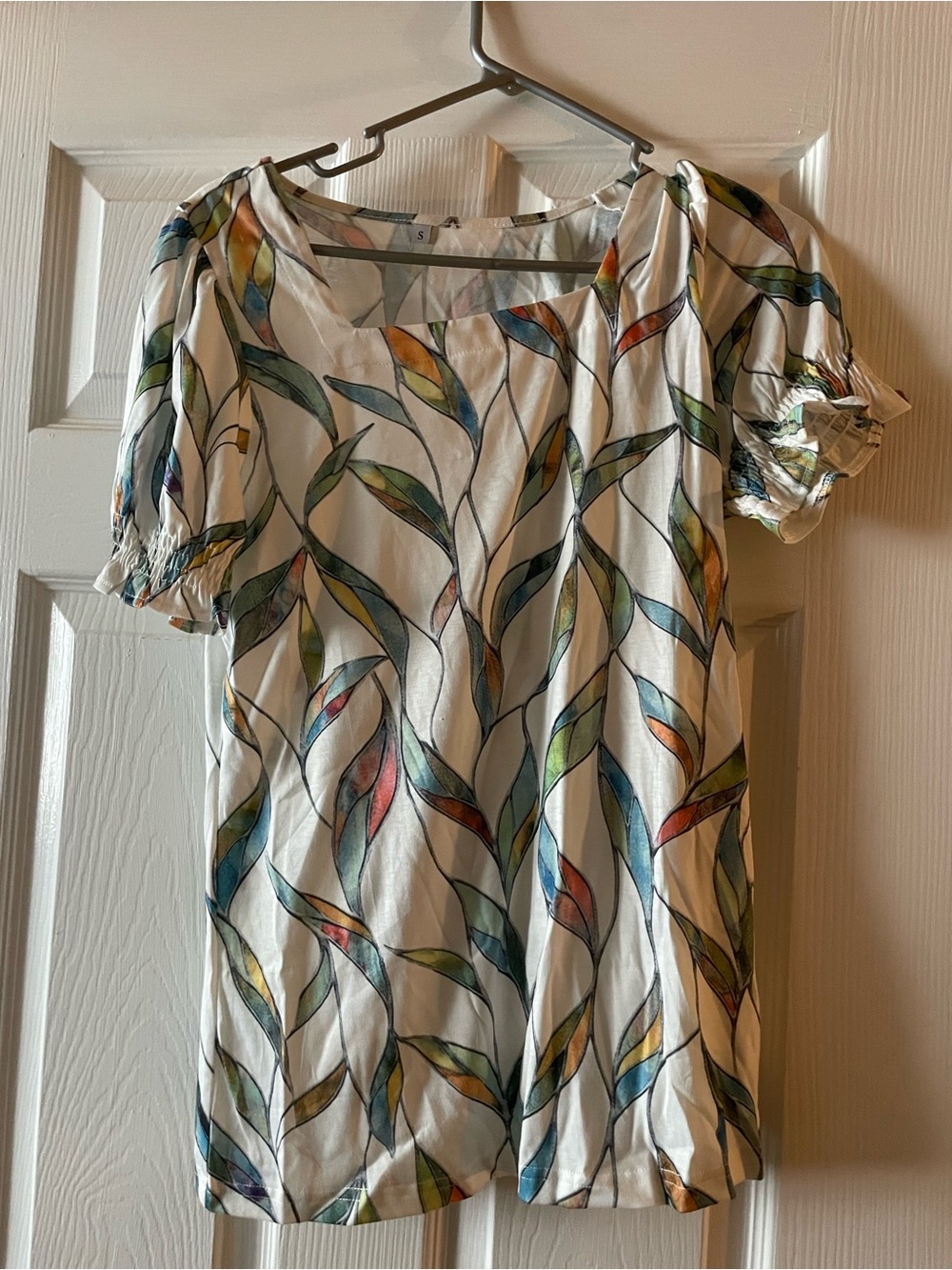 Women’s White Leaf-Print Short Sleeve shirt size Small